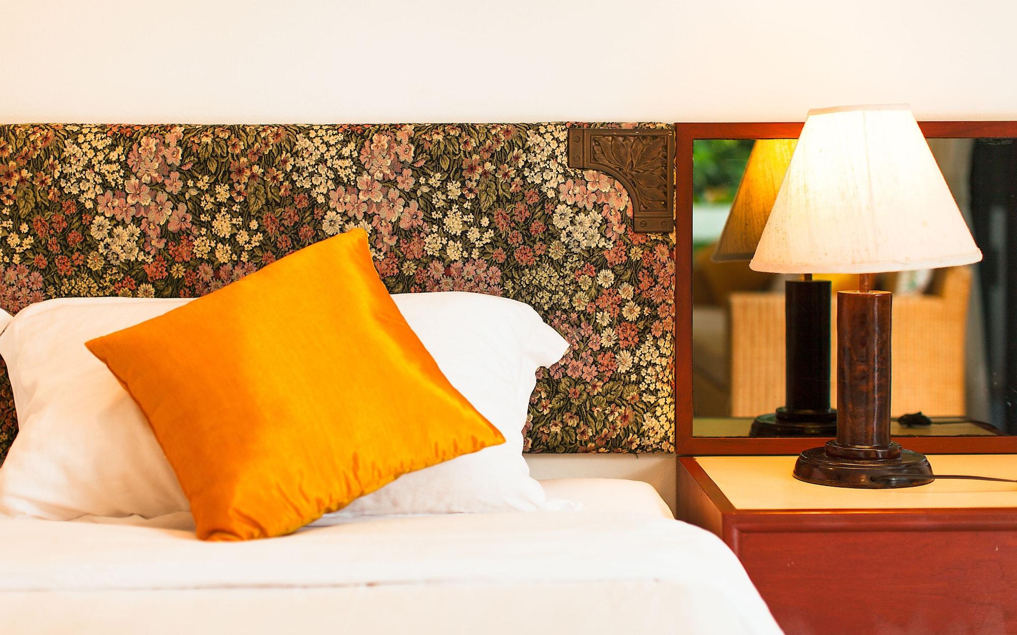 Nern Chalet Beachfront Hotel Huahin Kültér fotó