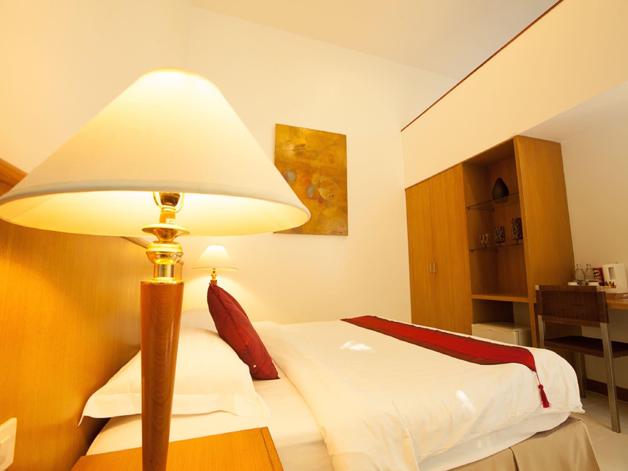 Nern Chalet Beachfront Hotel Huahin Kültér fotó