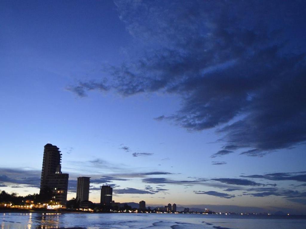 Nern Chalet Beachfront Hotel Huahin Kültér fotó
