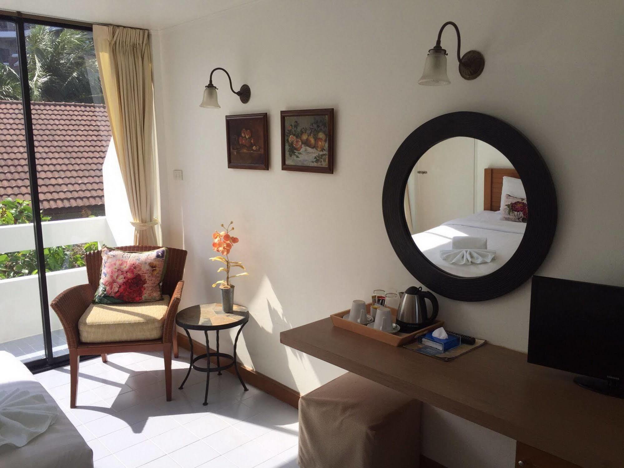 Nern Chalet Beachfront Hotel Huahin Kültér fotó