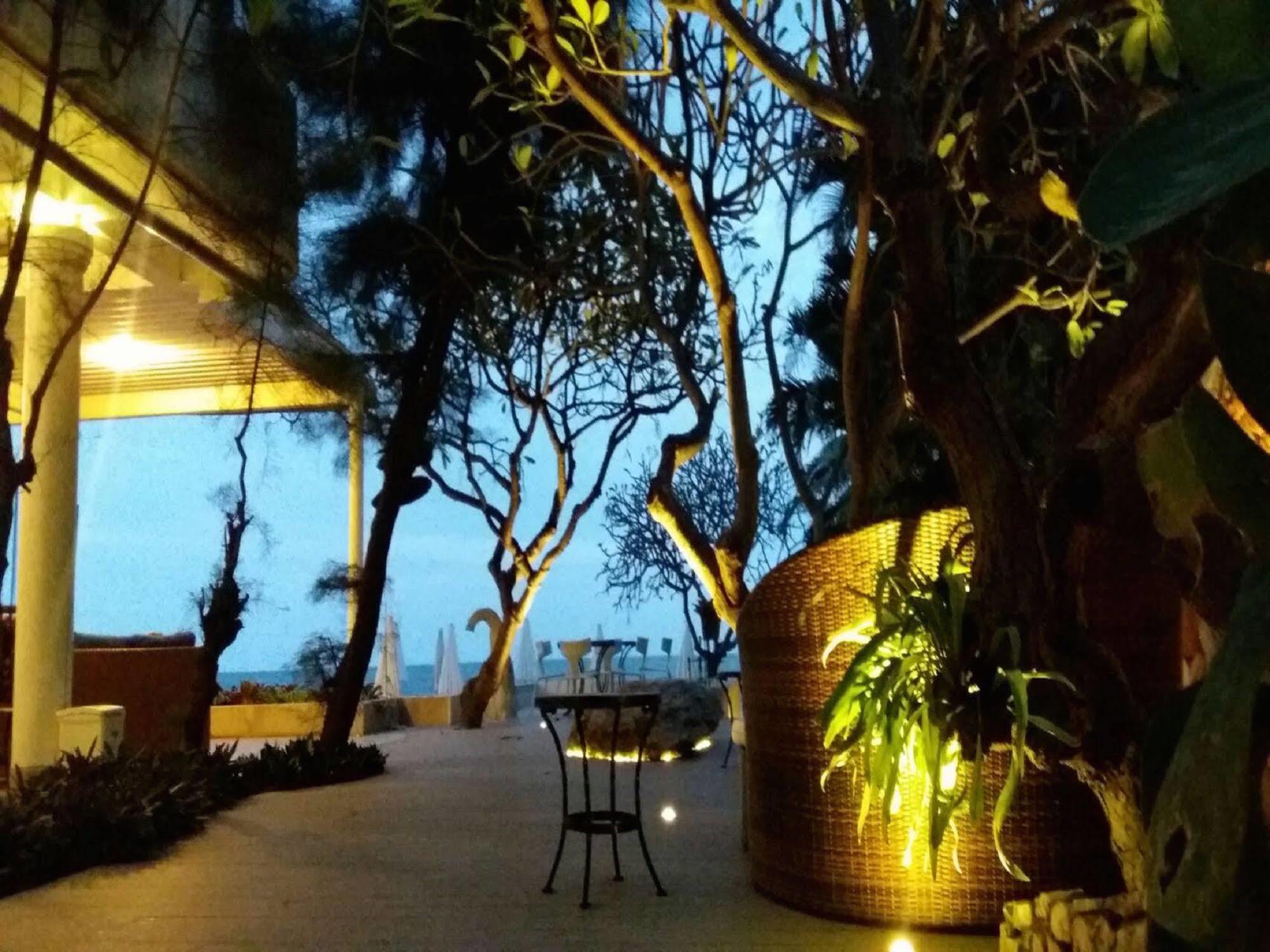 Nern Chalet Beachfront Hotel Huahin Kültér fotó
